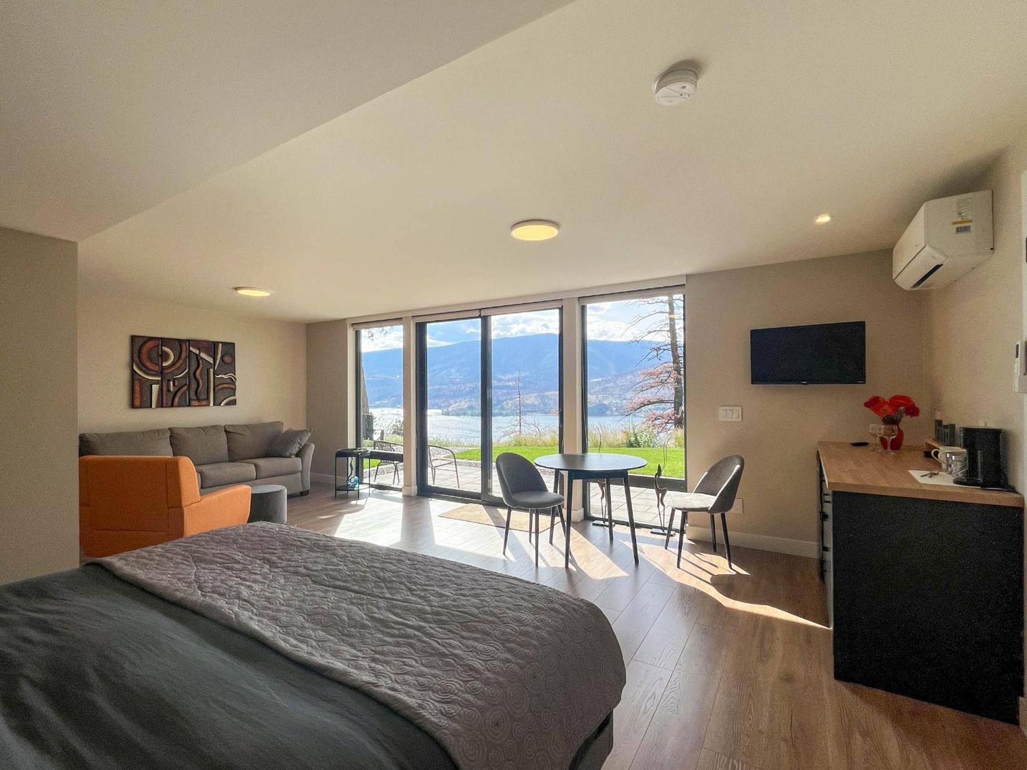 Kelowfornia Lakeview Retreat ケロウナ エクステリア 写真