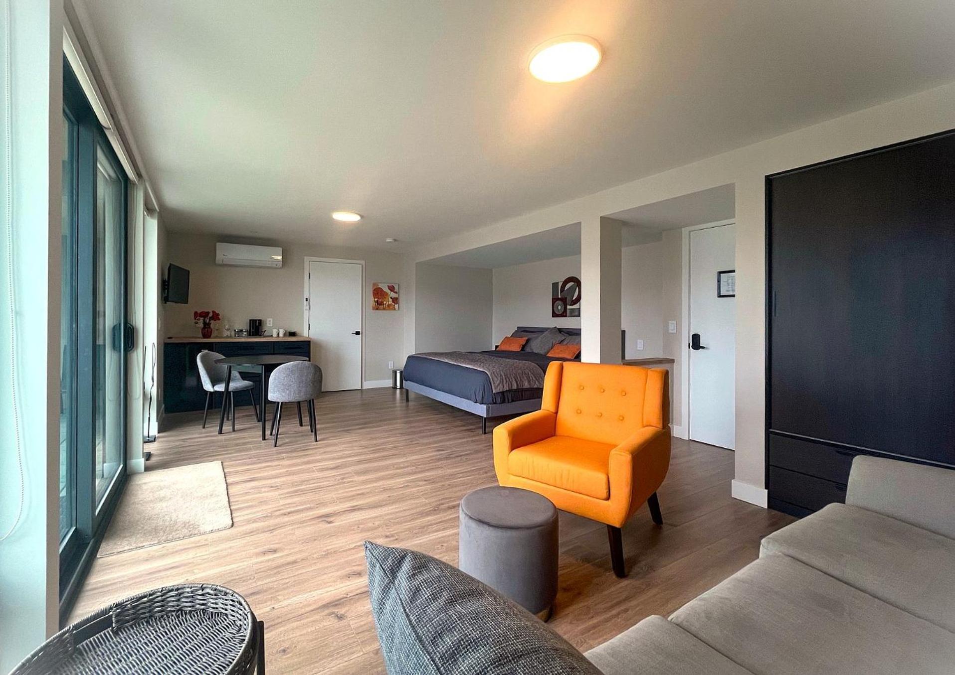 Kelowfornia Lakeview Retreat ケロウナ エクステリア 写真